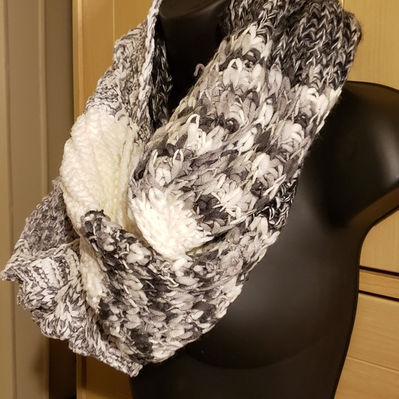 Ladies scarf - Picture 5 of 6